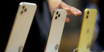 Several strategies to buy Apple iPhones at a lower price